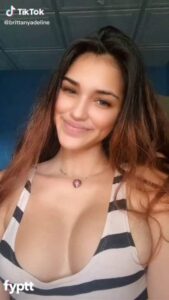 Gorgeous TikTok Thot Reveals Her Hot Nude Tits and Pussy