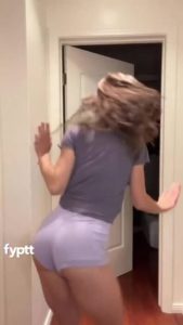 Girl with nice ass shows you naked version of ‘Anna Hurry Up What I’m Ready’ TikTok trend